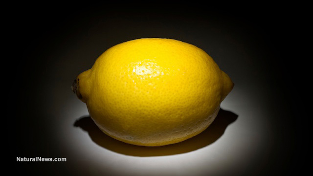 Top 6 reasons to drink lemon water every day